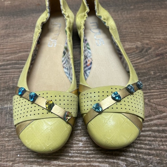 MJUS NWOT 9.5 green/Yellow Flats with Perforated Upper and jewelled toes so cute - Picture 2 of 10